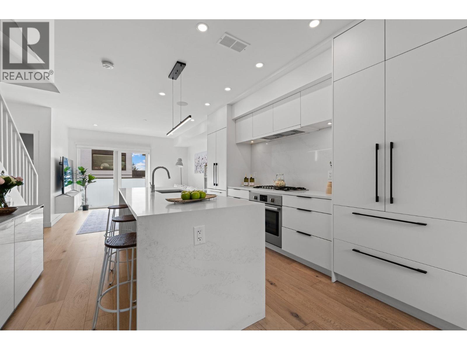 125 649 E 3RD STREET, North Vancouver — photo 5