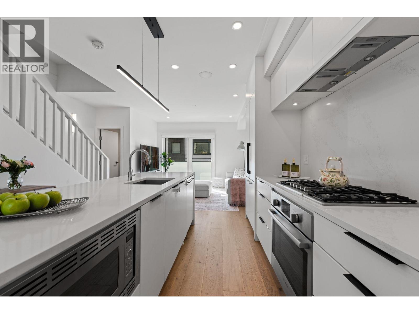 125 649 E 3RD STREET, North Vancouver — photo 7