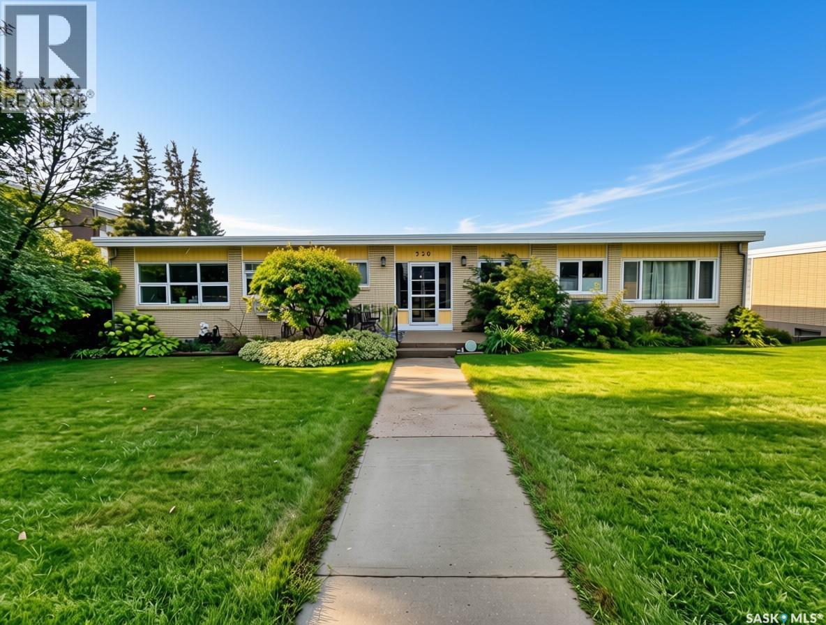 7 320 13th AVENUE NE, Swift Current — photo 1