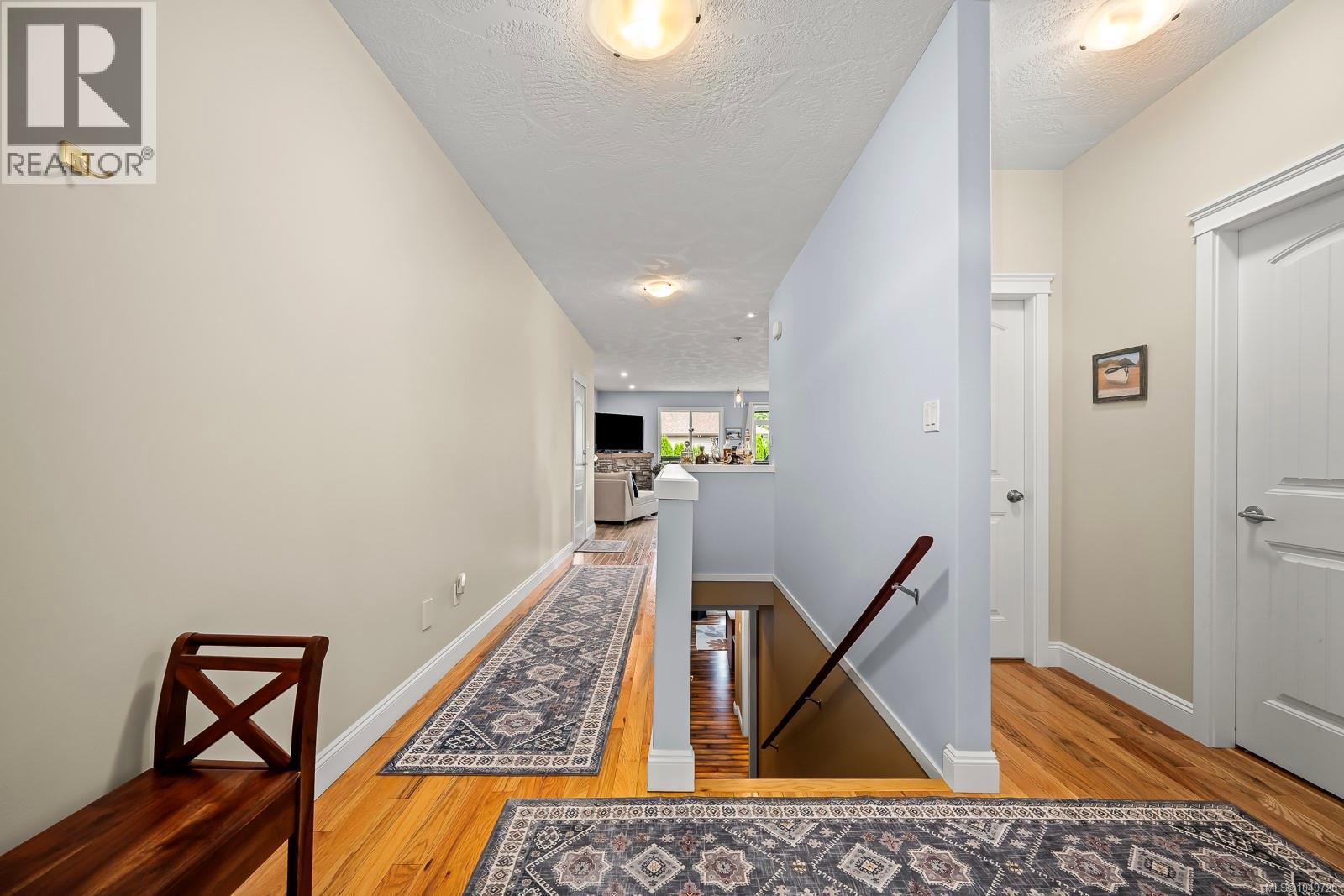 2462 Canuck Pl - Image 32