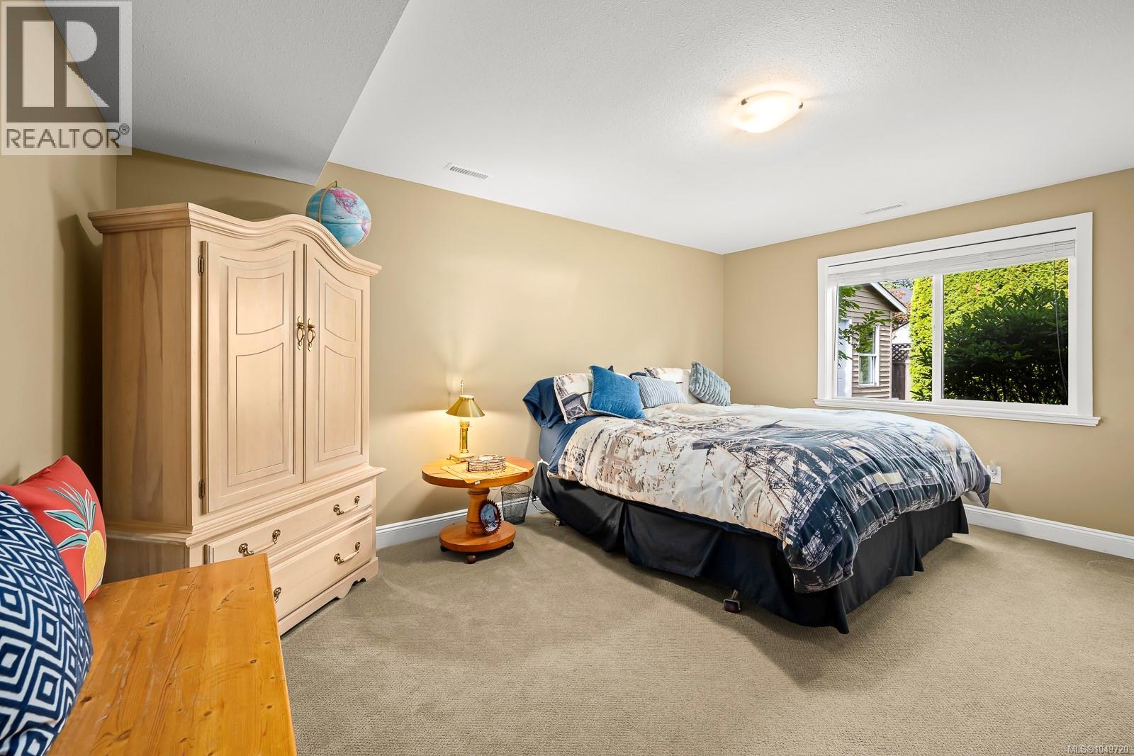 2462 Canuck Pl - Image 40