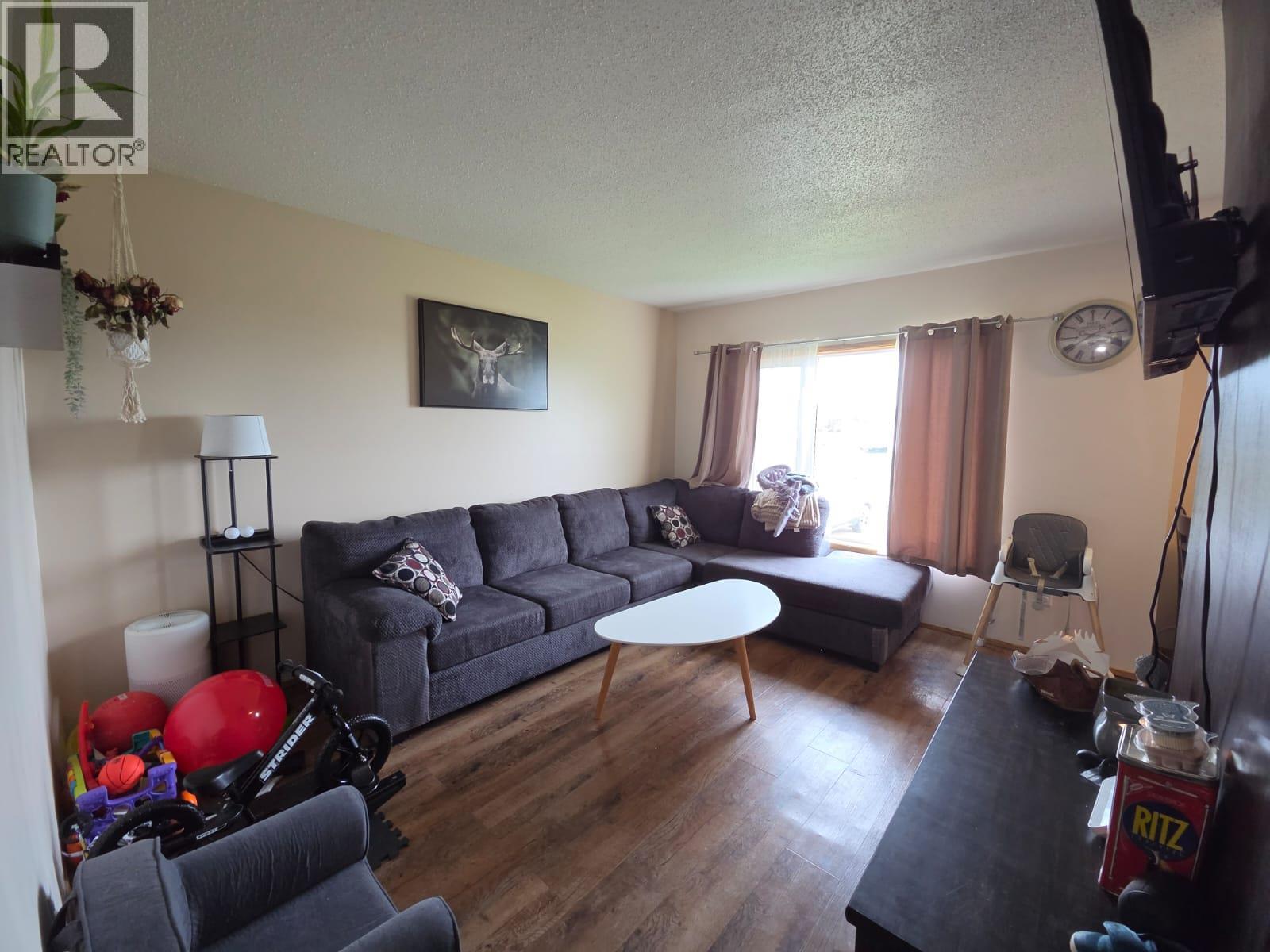 4911/4913 56 Avenue - 3