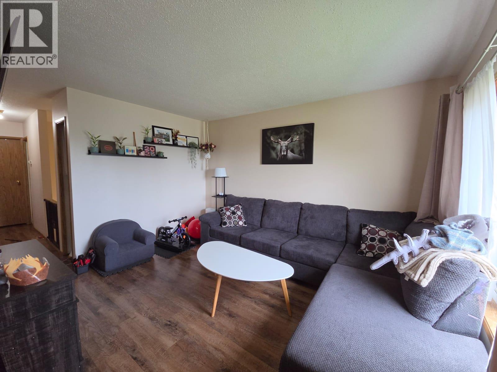 4911/4913 56 Avenue, Pouce Coupe — photo 4