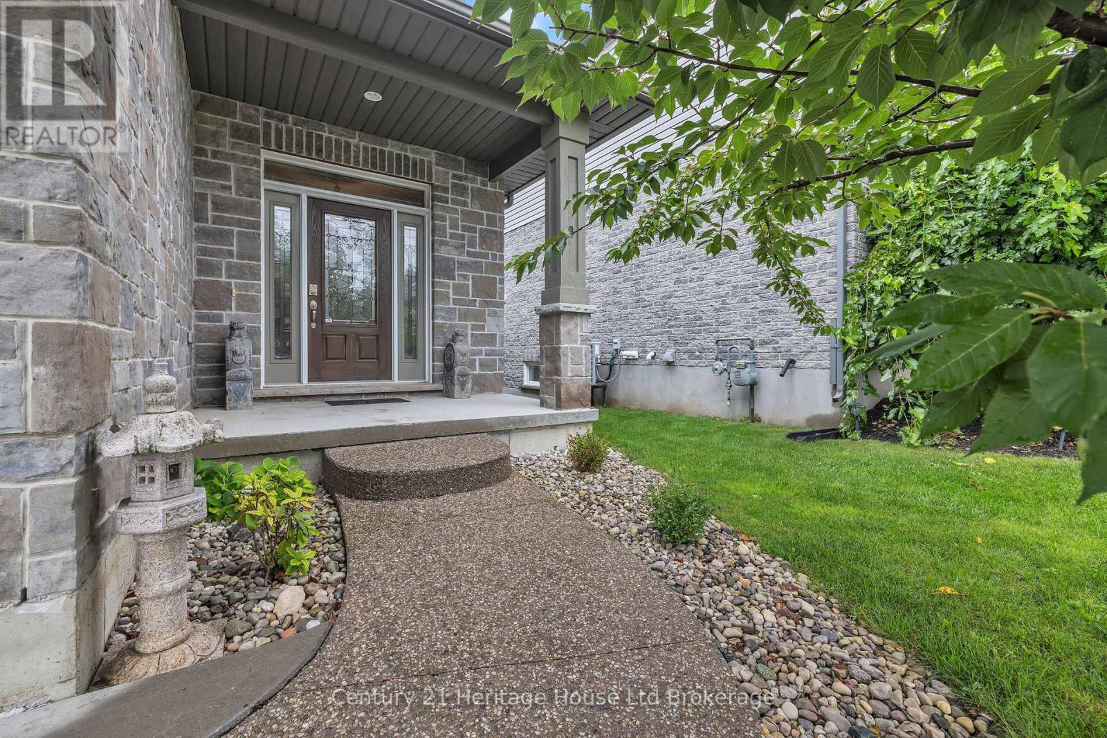 472 FAIRWAY ROAD, Woodstock (Woodstock - North) — photo 2