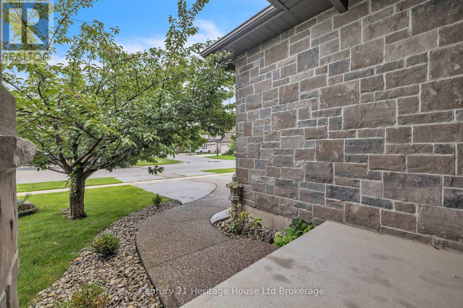 472 FAIRWAY ROAD, Woodstock (Woodstock - North) — photo 3