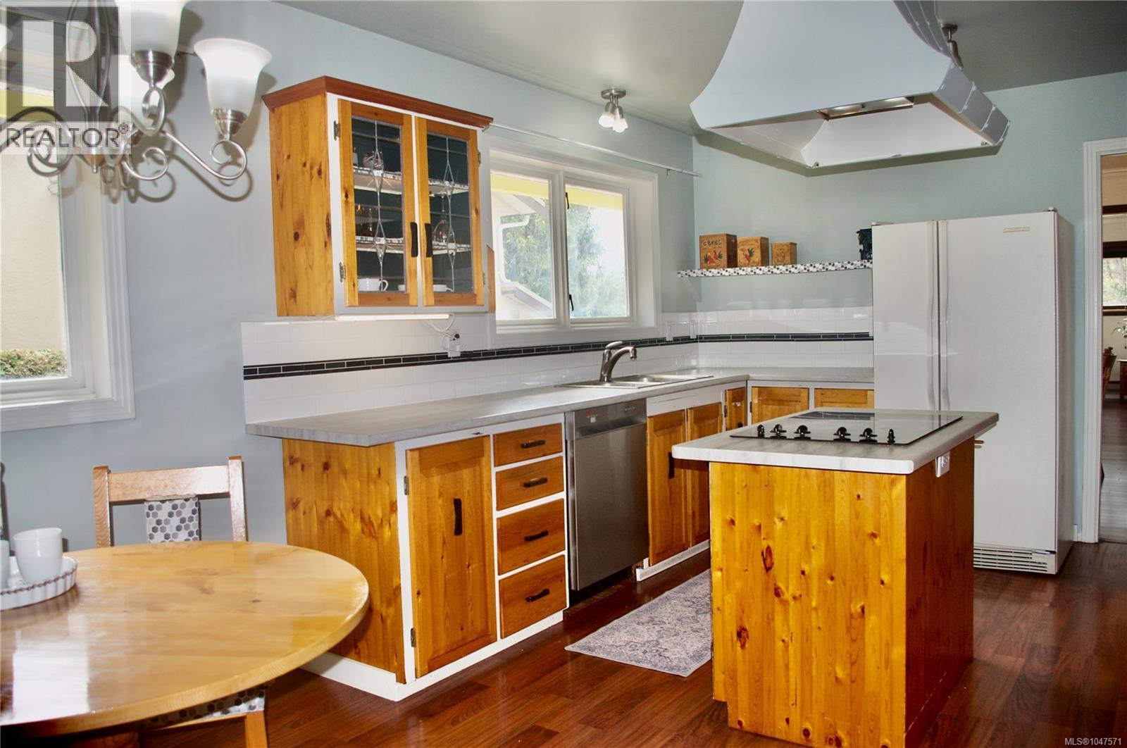  3941 Raymond Street South, Saanich