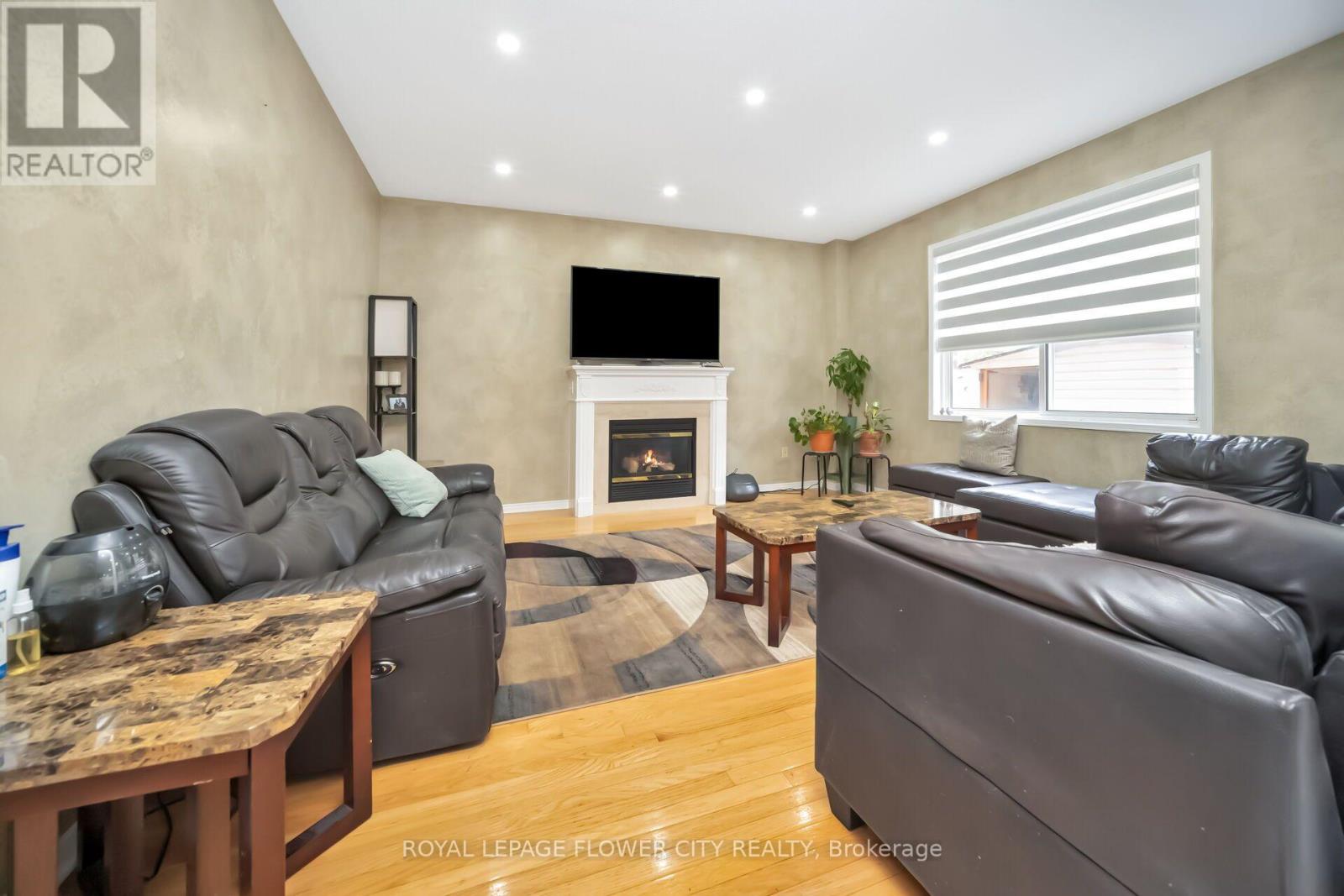 36 BORNEO CRESCENT - 11