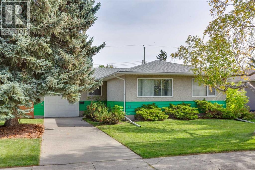 28 Gainsborough Drive SW, Glamorgan, Calgary photo 1