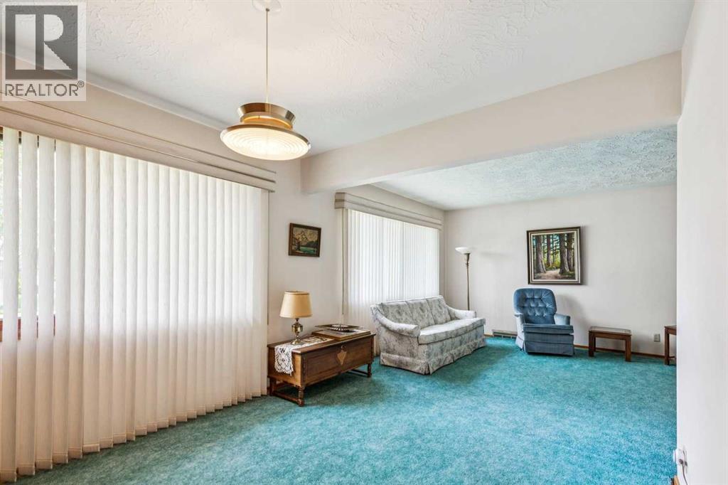 28 Gainsborough Drive SW, Calgary — photo 9