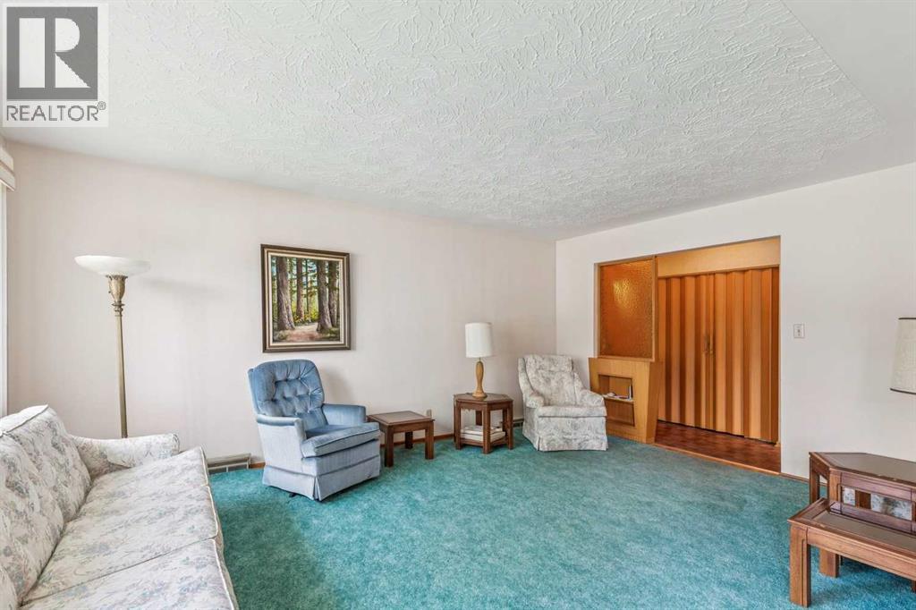 28 Gainsborough Drive SW, Calgary — photo 8