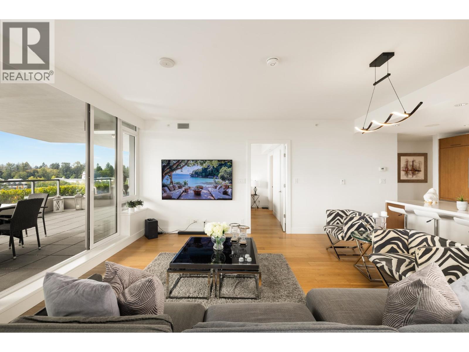 303 866 ARTHUR ERICKSON PLACE, West Vancouver
