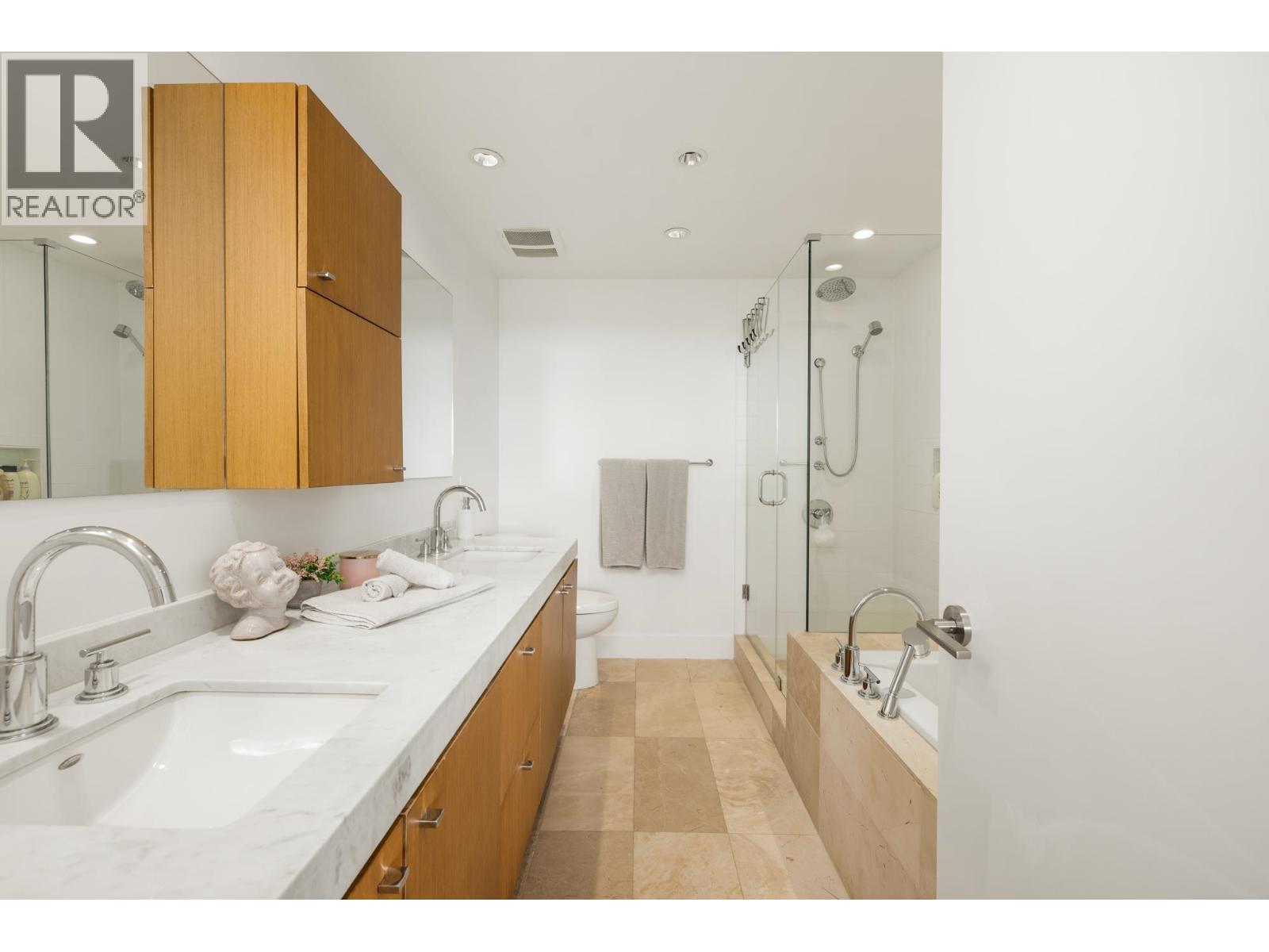 303 866 ARTHUR ERICKSON PLACE, West Vancouver