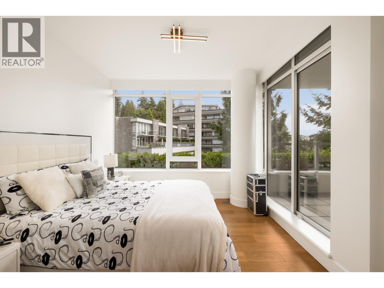 303 866 ARTHUR ERICKSON PLACE, West Vancouver