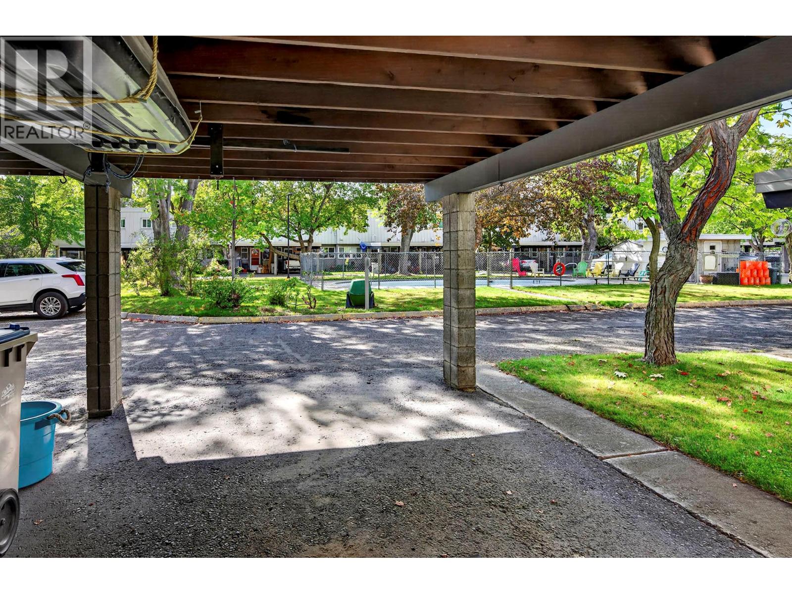 #22 249 Kitchener Crescent - 32