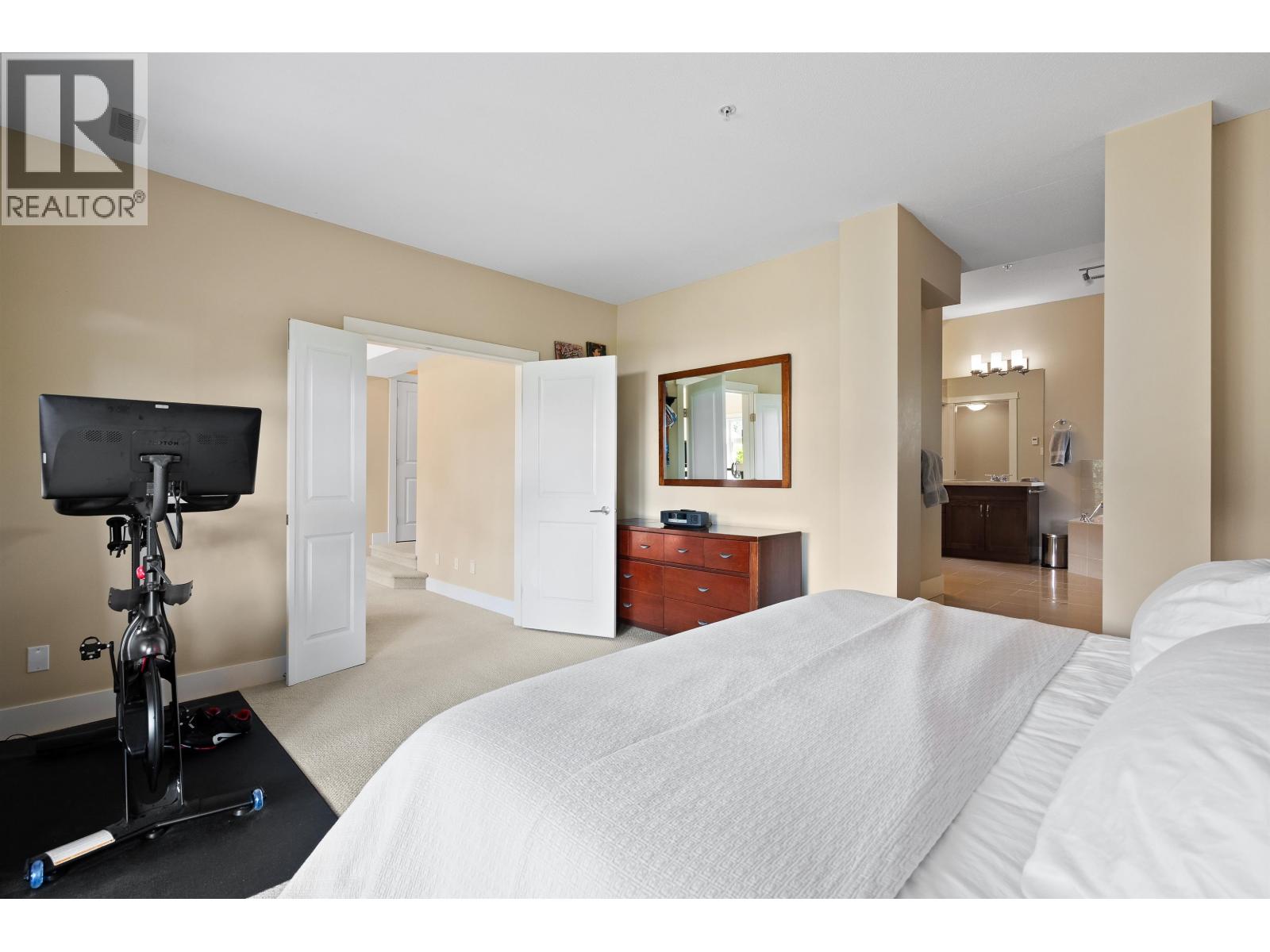 300 OCEAN CREST DRIVE, West Vancouver