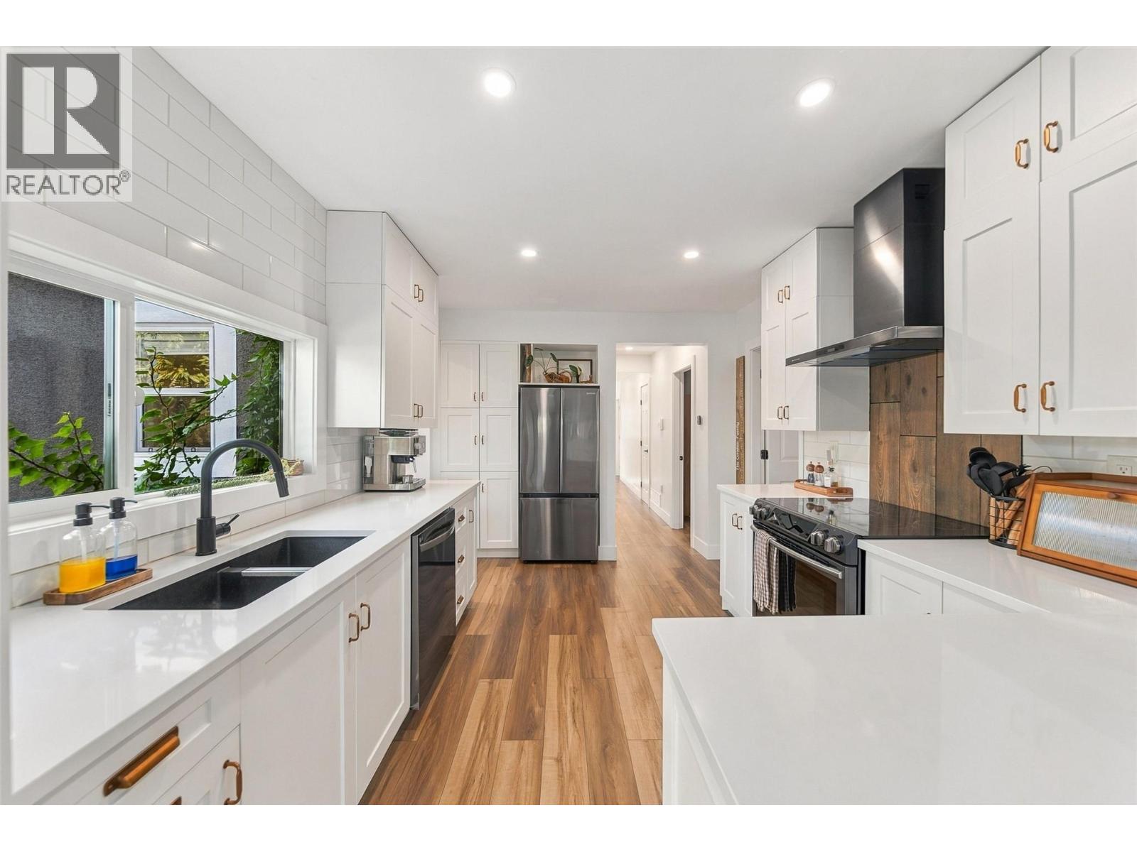 961 Columbia Street - Image 11