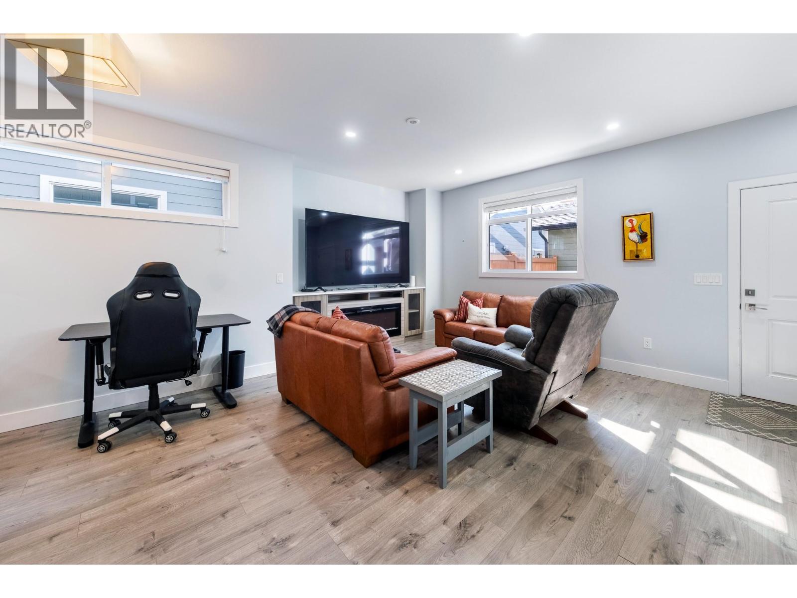 #4 825 Cadder Avenue - 6