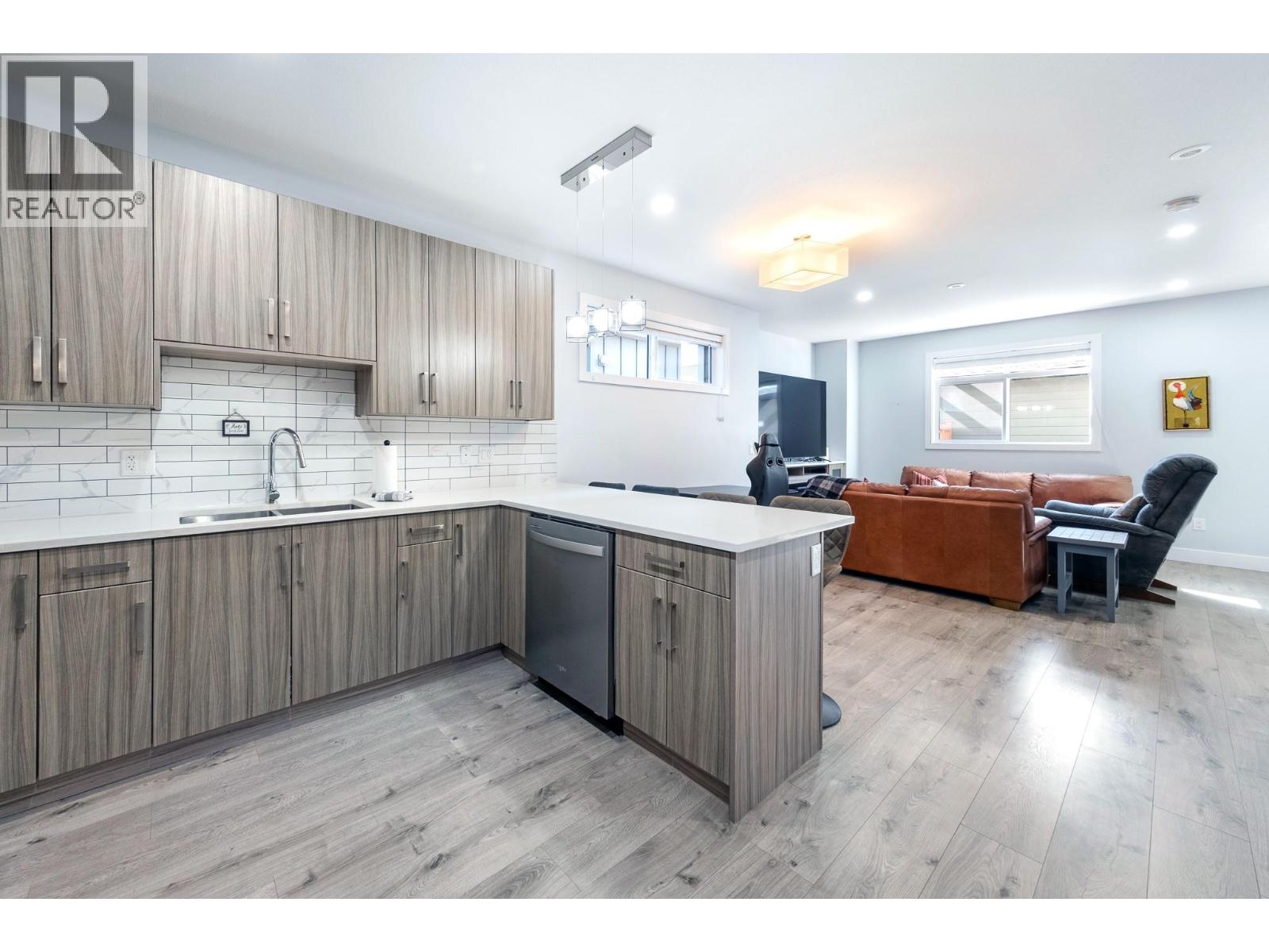 #4 825 Cadder Avenue - 12