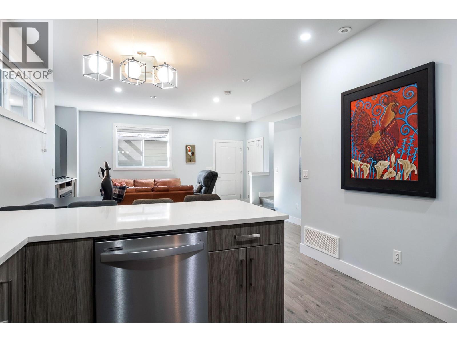 #4 825 Cadder Avenue - 15