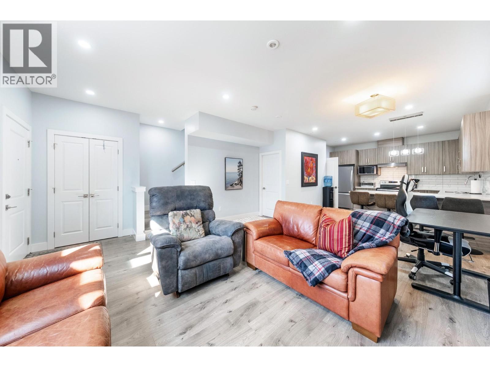 #4 825 Cadder Avenue - 8