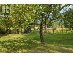 518 Willow Street, Fauquier, BC V0G1K0 Photo 13