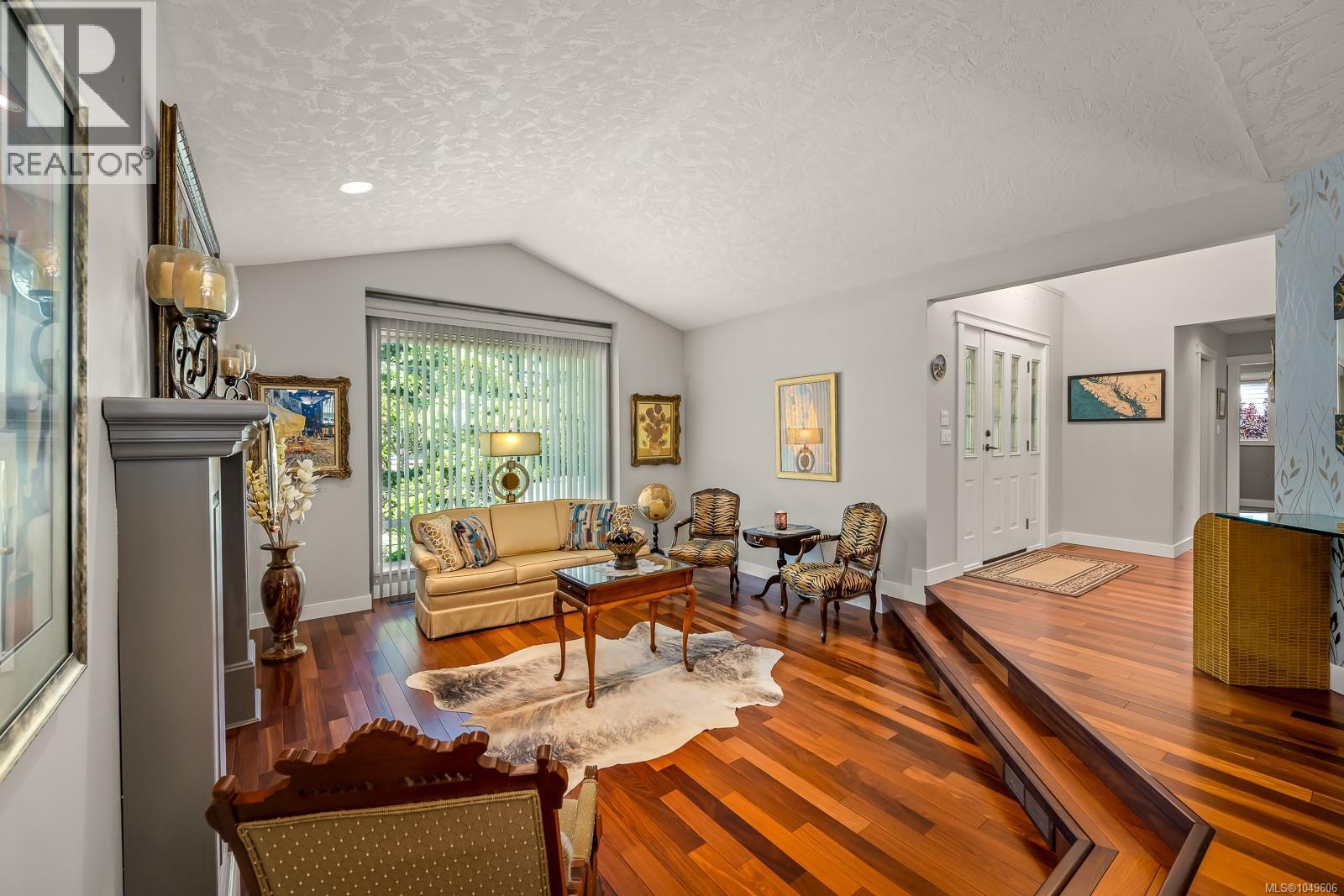 920 Eastwicke Cres - 1
