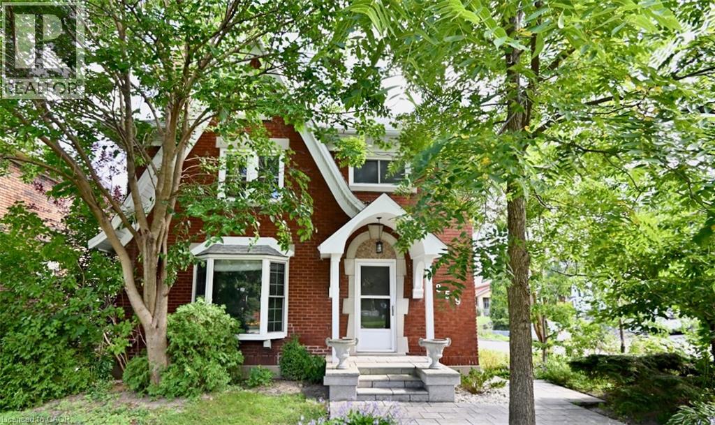 Photo of 859 QUEEN'S Boulevard