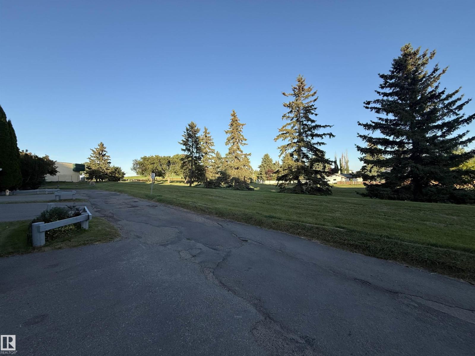 975 MILLBOURNE RD E NW - 64