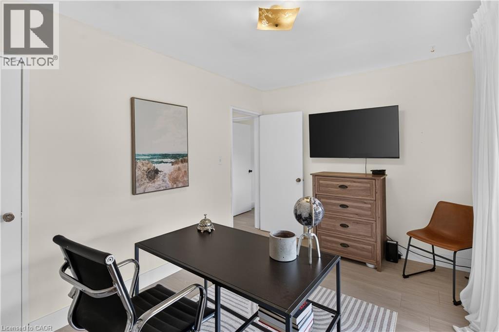 236 HAMMERSMITH Court, Burlington — photo 9