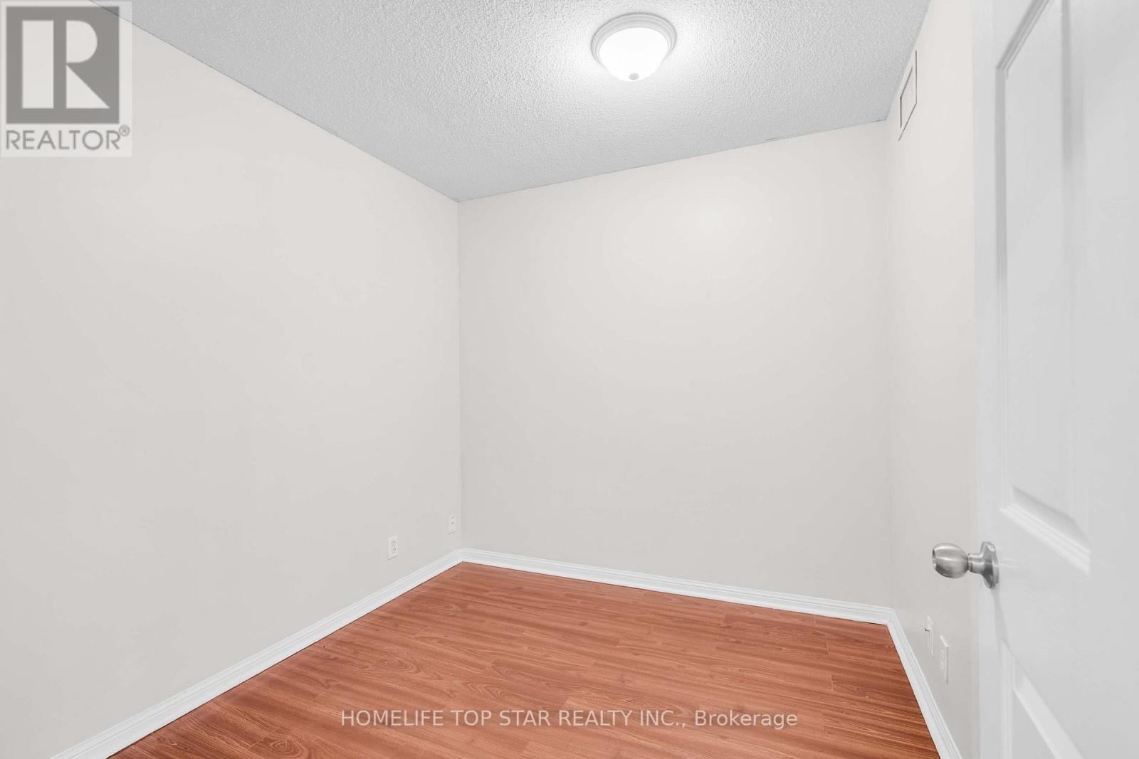 #1011 8 LEE CENTRE DRIVE - 13