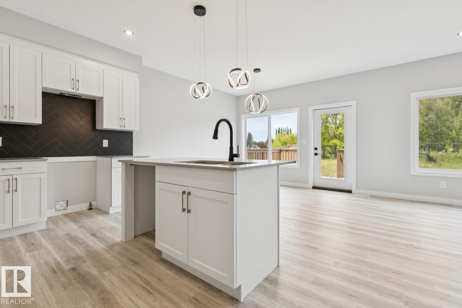 36 Maple CR, Gibbons — photo 9