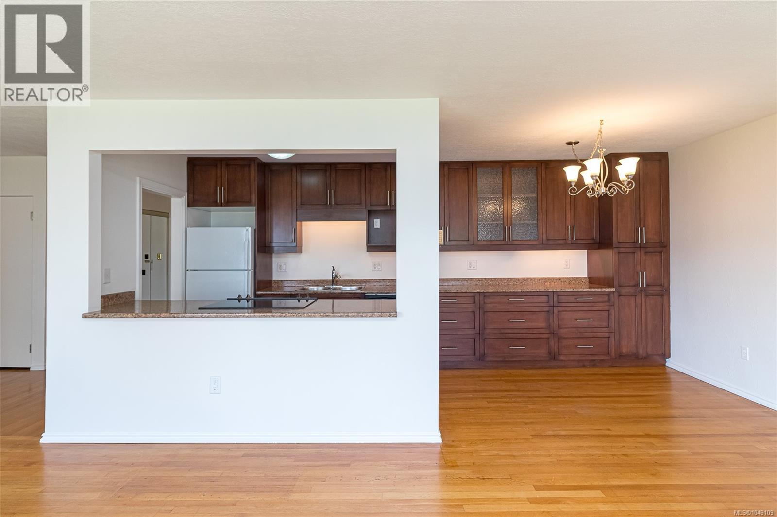#102 1318 Beach Dr - 10