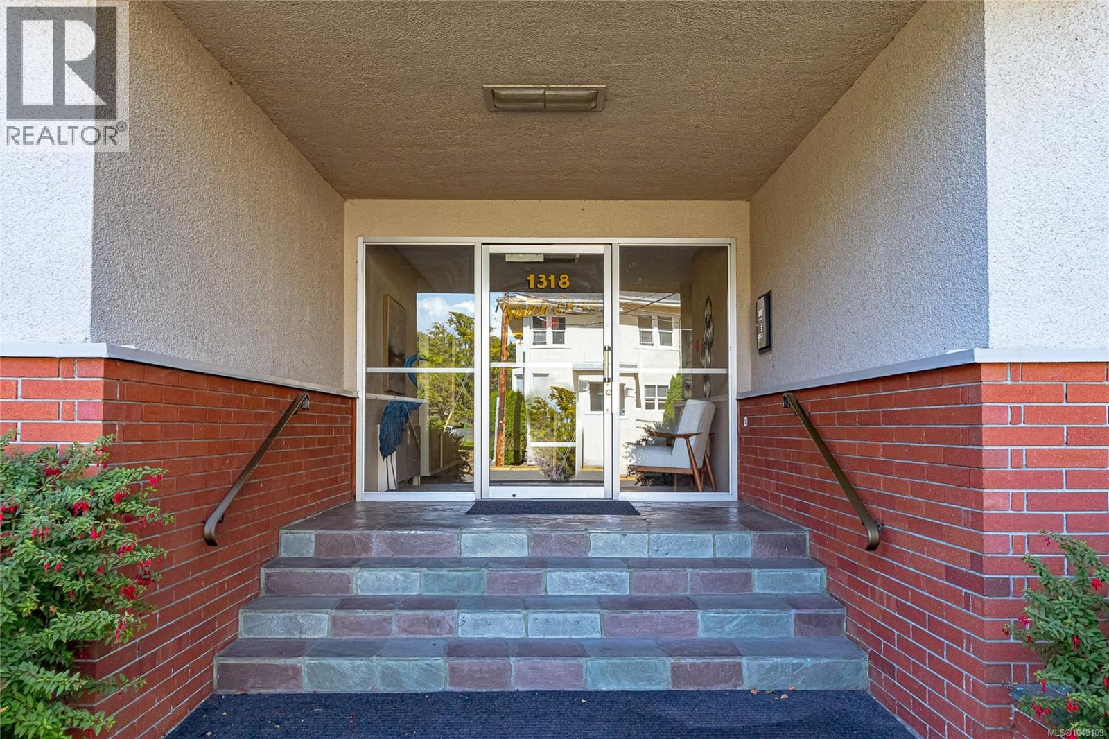 #102 1318 Beach Dr - 4