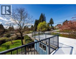 2094 Viewlynn Drive, North Vancouver, BC V7J2W8 Photo 10