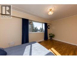 2094 Viewlynn Drive, North Vancouver, BC V7J2W8 Photo 12