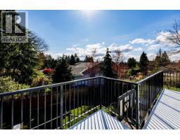 2094 Viewlynn Drive, North Vancouver, BC V7J2W8 Photo 9