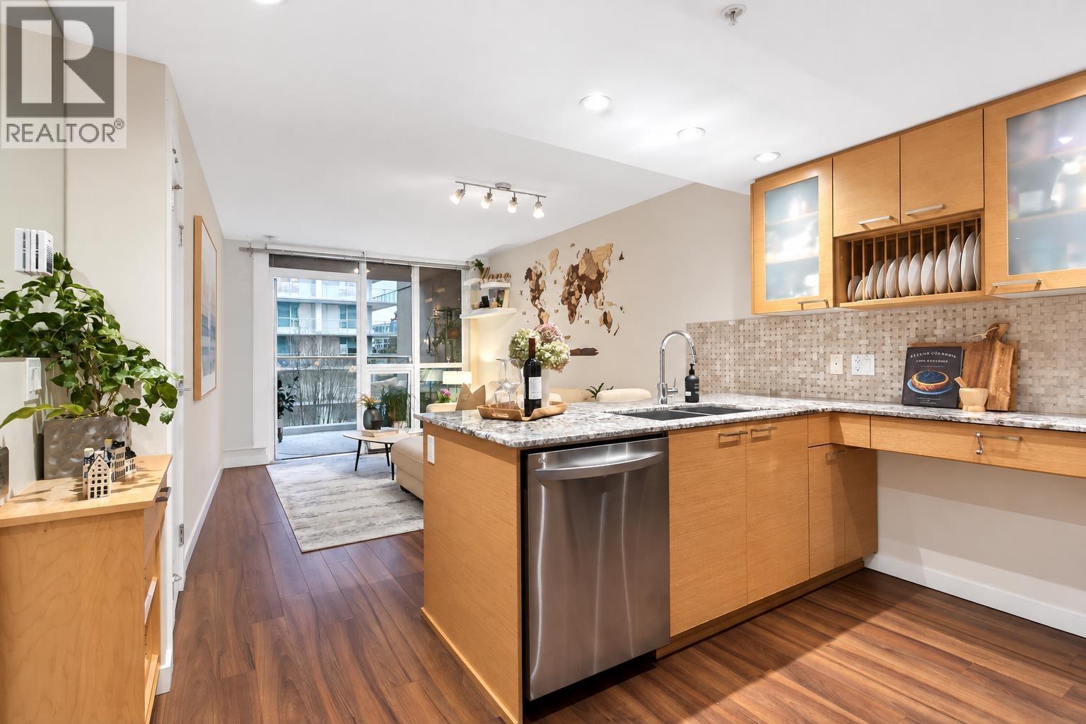 413 135 E 17 STREET, North Vancouver — photo 3