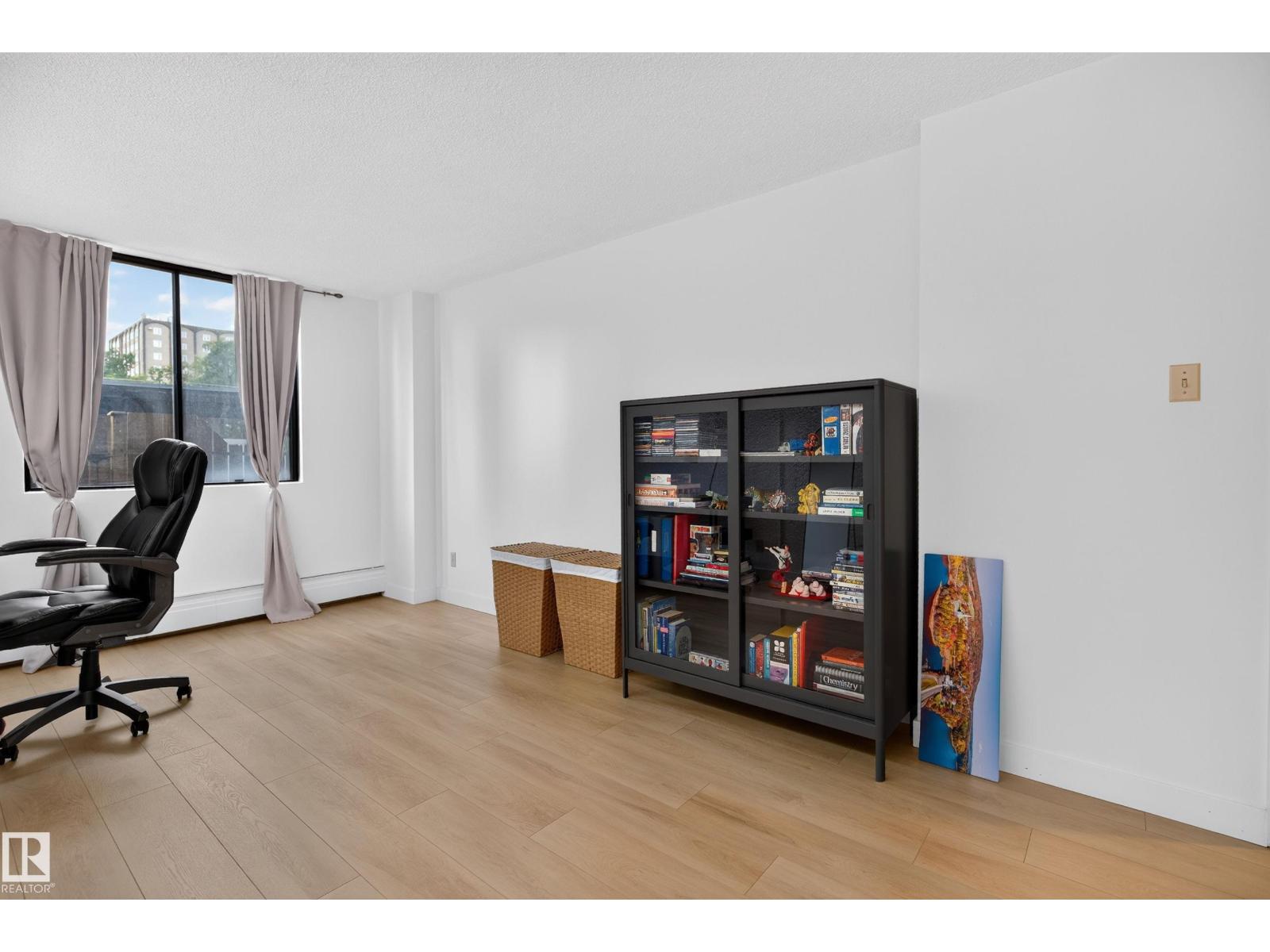 #105 10160 115 ST NW - 21