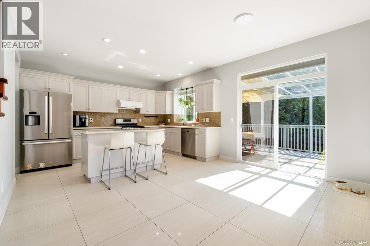 22 MAPLE COURT, Port Moody — photo 5