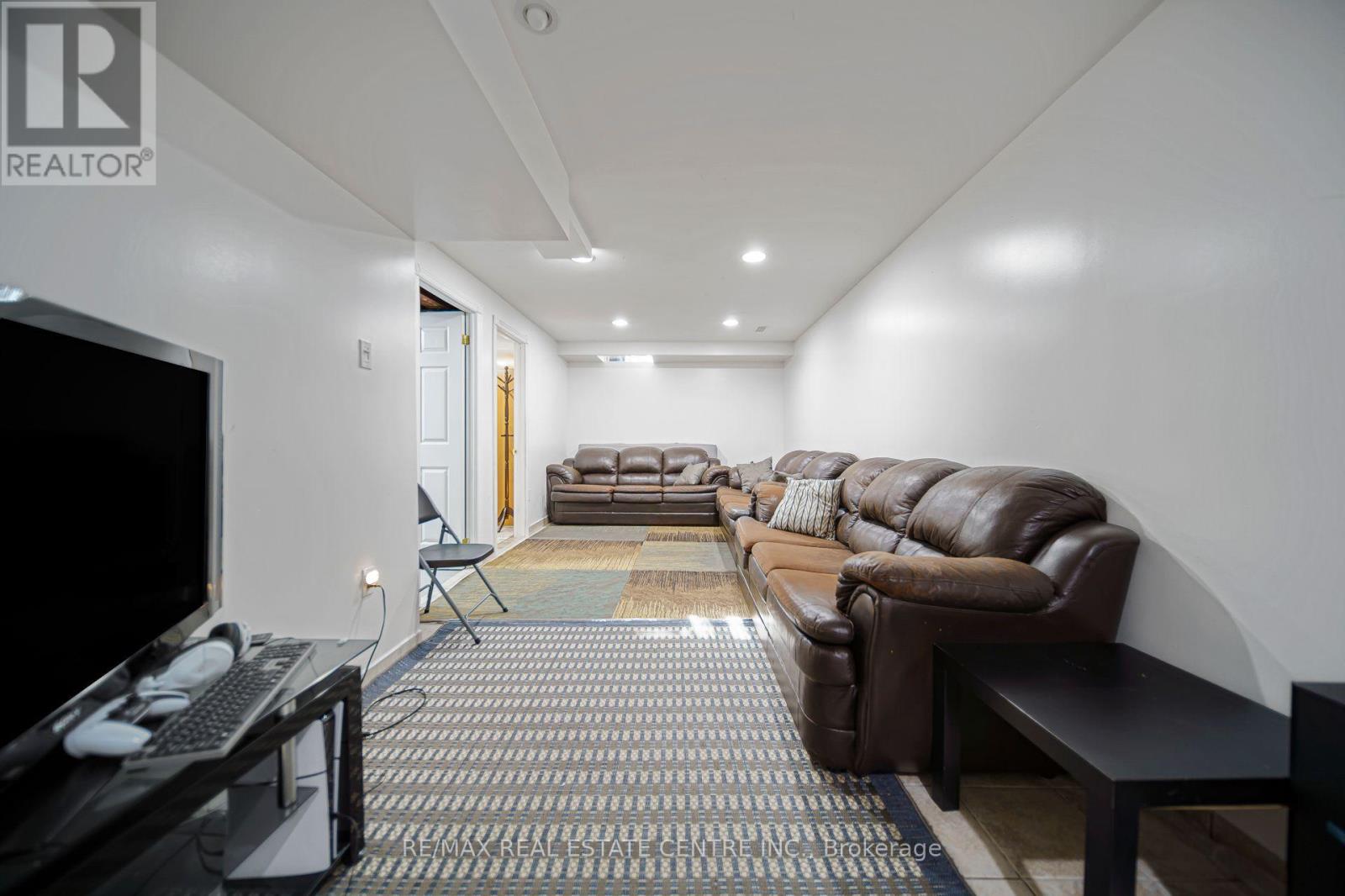 #1 800 PARAMOUNT DRIVE - Image 31
