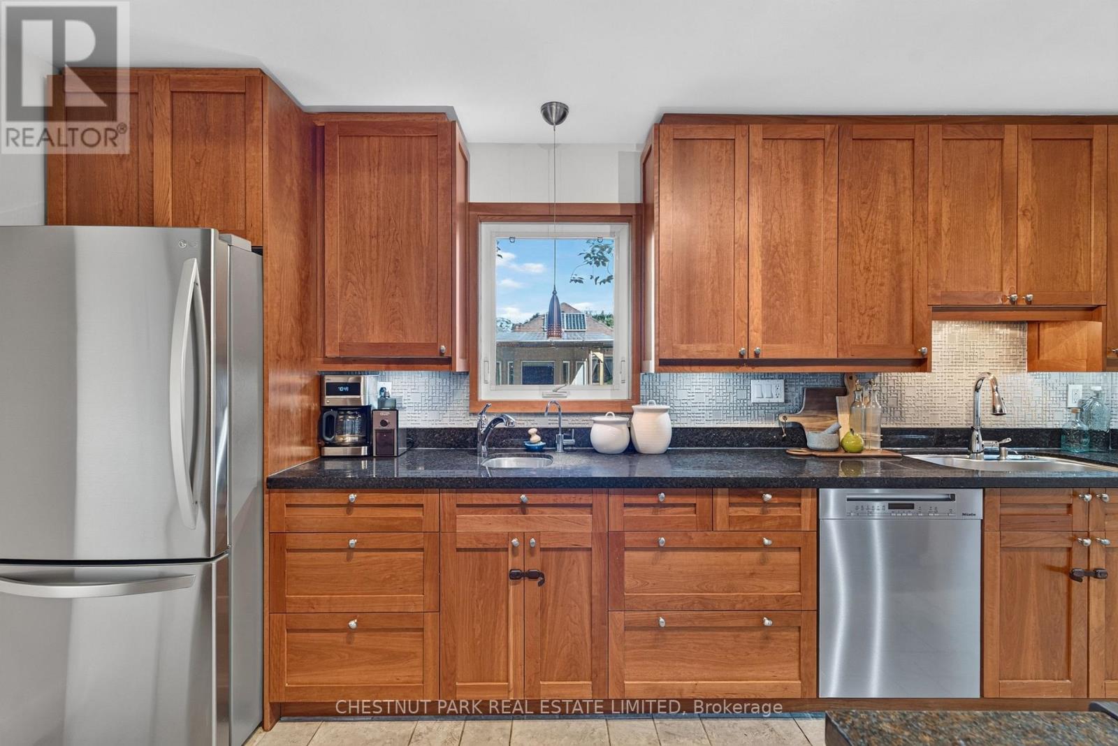 521 SUTHERLAND DRIVE - Image 13