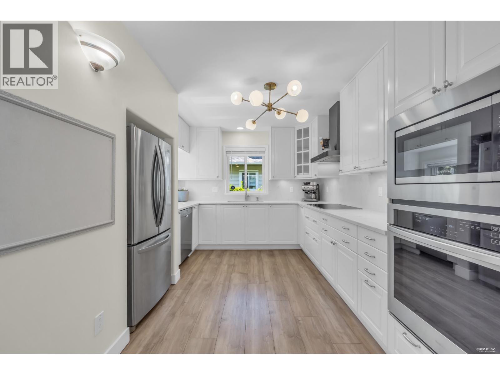 5 1233 W 16TH STREET, North Vancouver