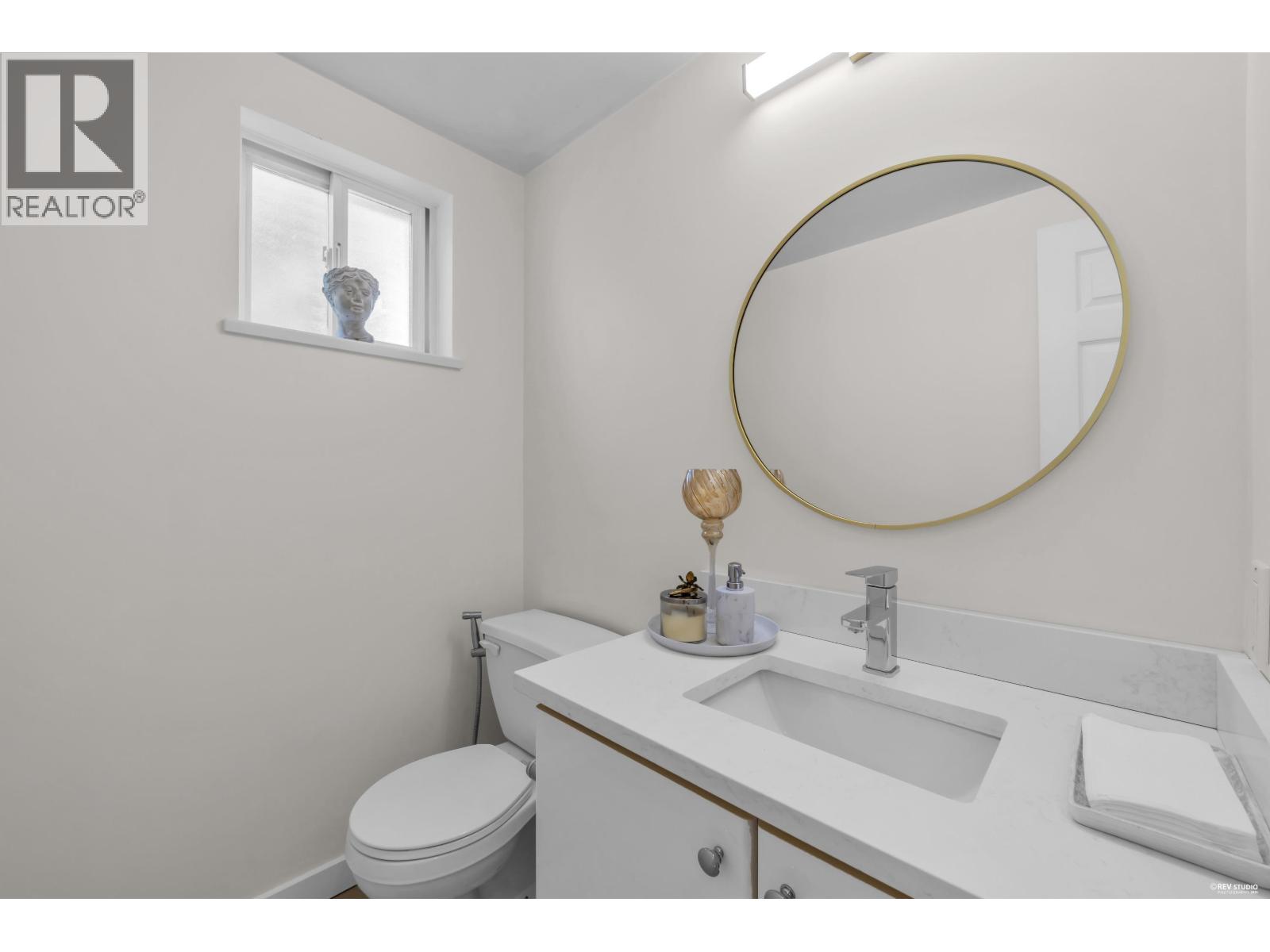 5 1233 W 16TH STREET, North Vancouver