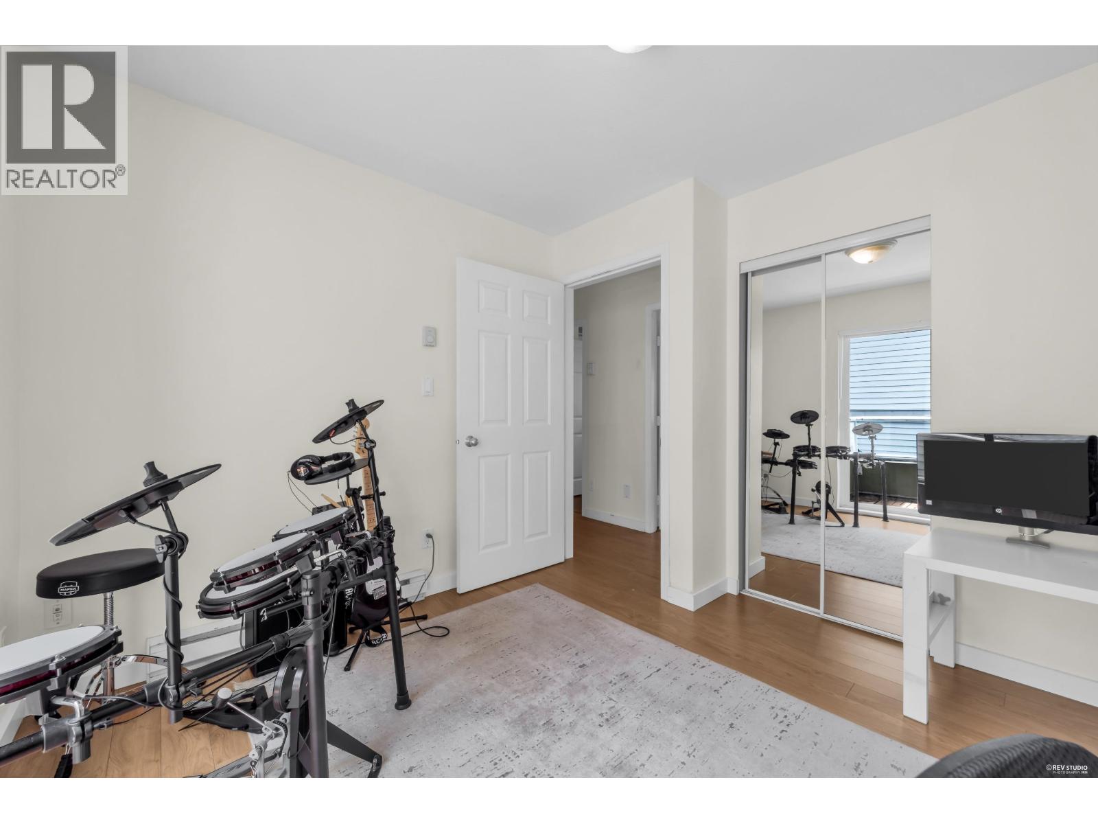 5 1233 W 16TH STREET, North Vancouver