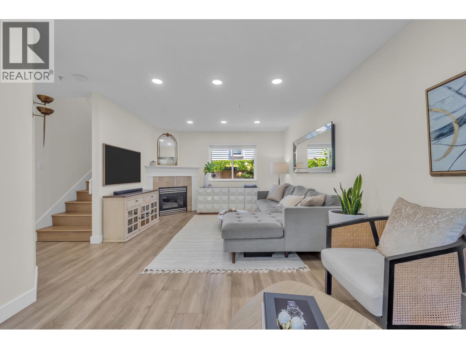 5 1233 W 16TH STREET, North Vancouver