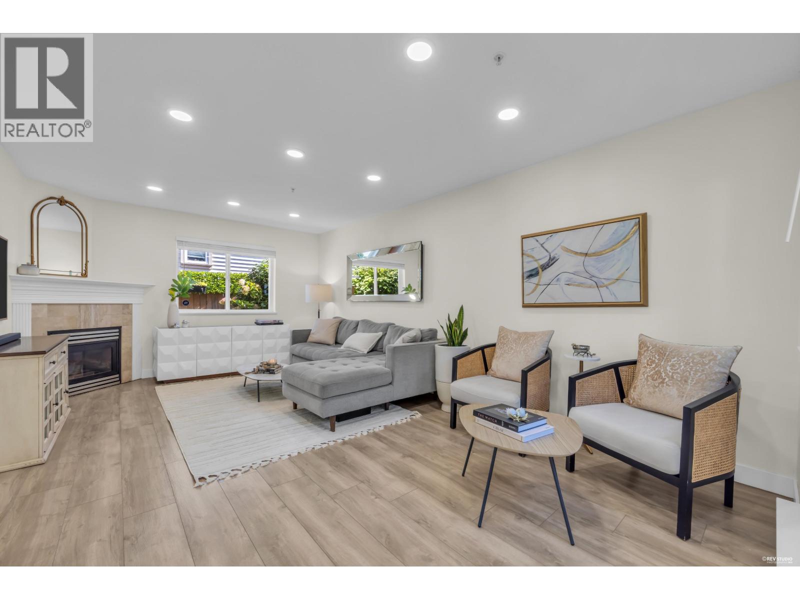 5 1233 W 16TH STREET, North Vancouver