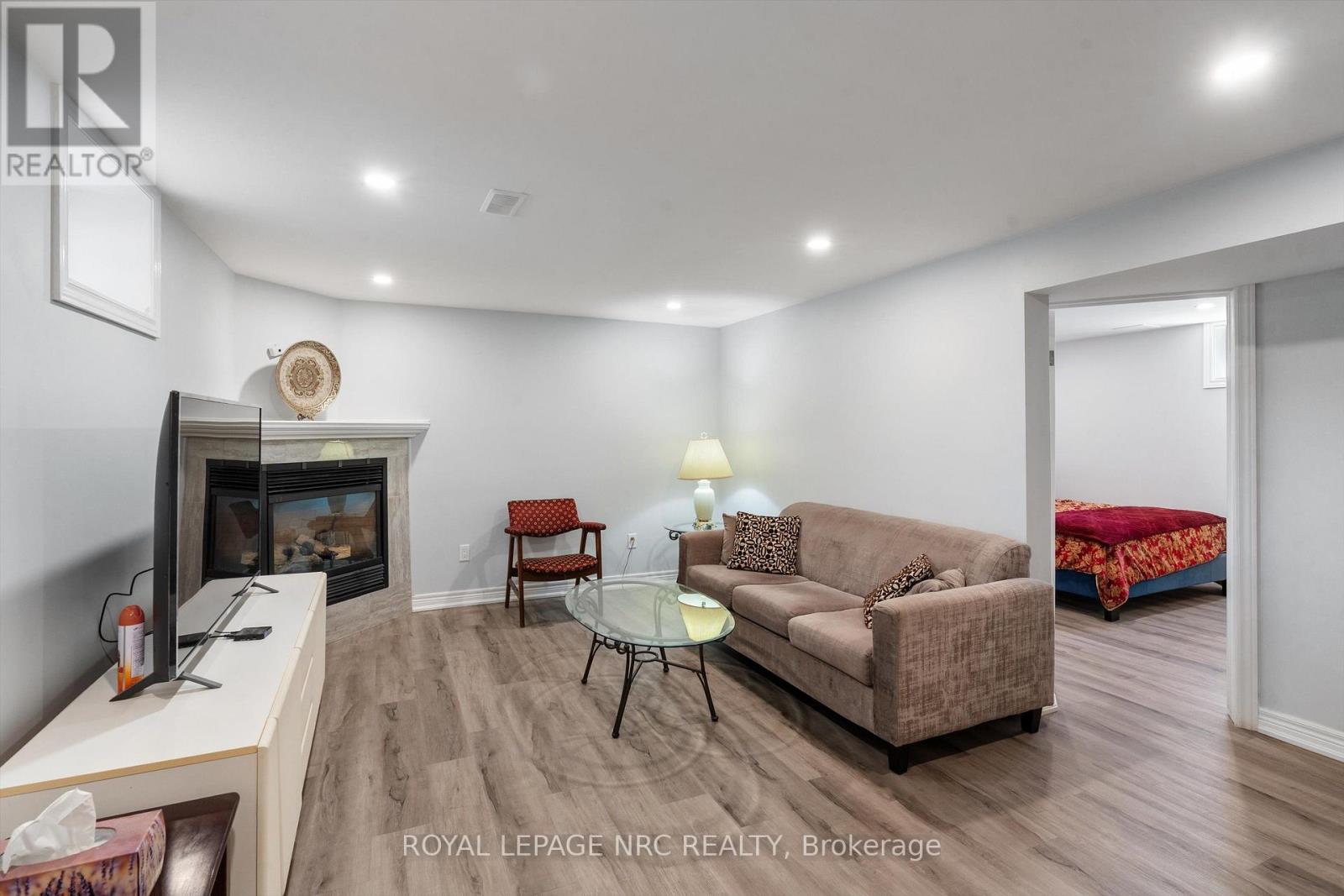 476 VINE STREET - 22