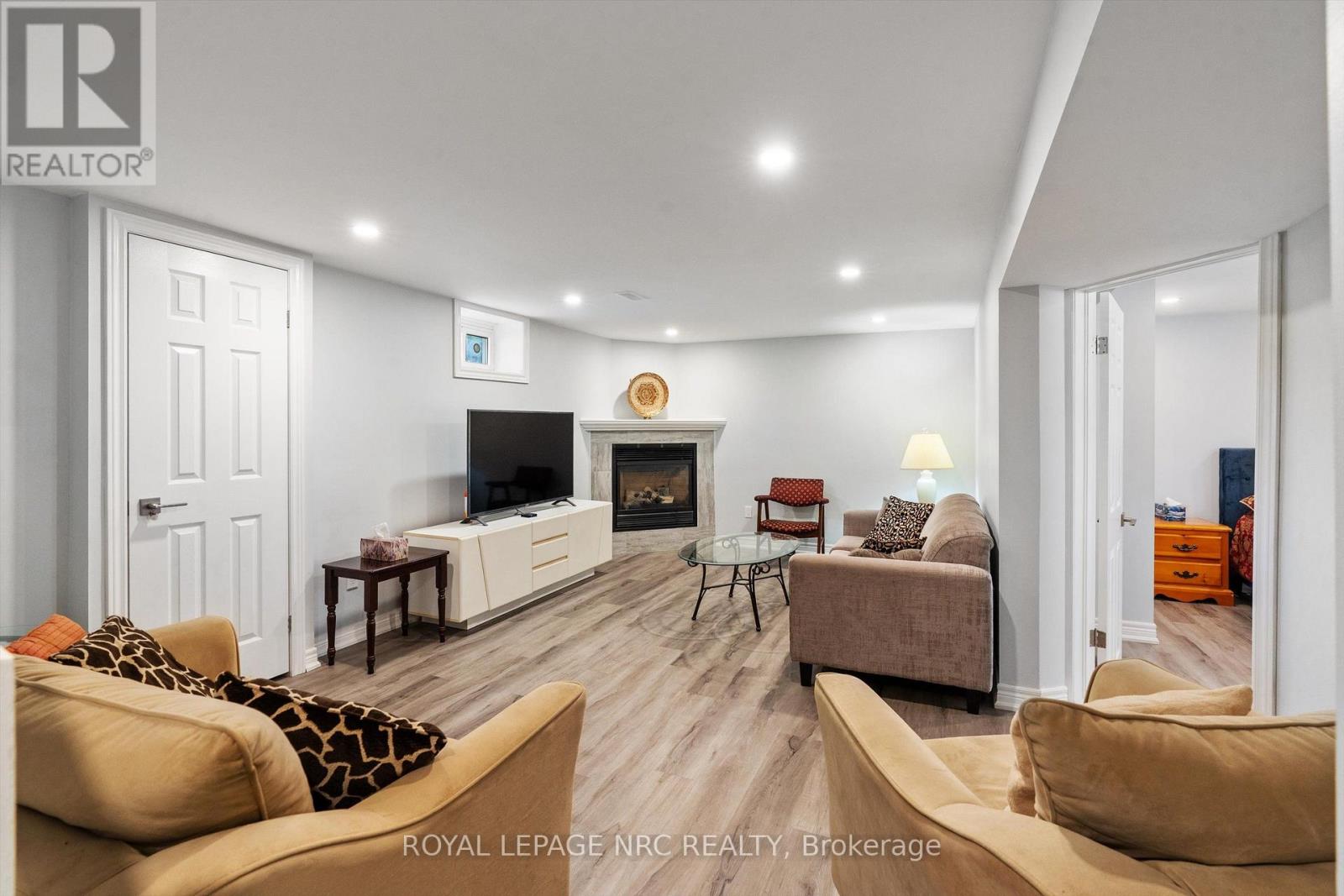 476 VINE STREET - 24