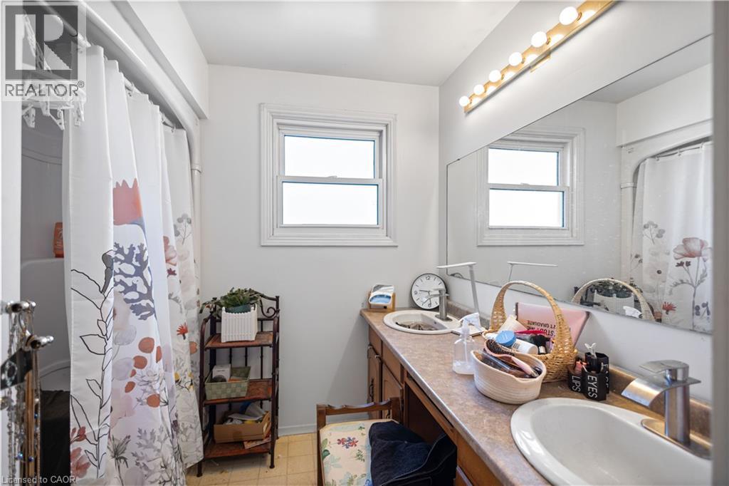 10 ATWOOD Crescent - 10