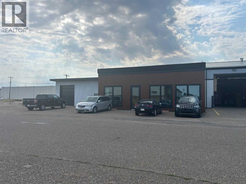 841 14 Street SW, Medicine Hat — photo 1